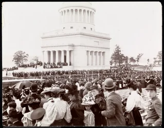 La procesión asociada con la dedicación de la Tumba de Grant en Riverside Drive, presumiblemente el 27 de abril de 1897, Nueva York